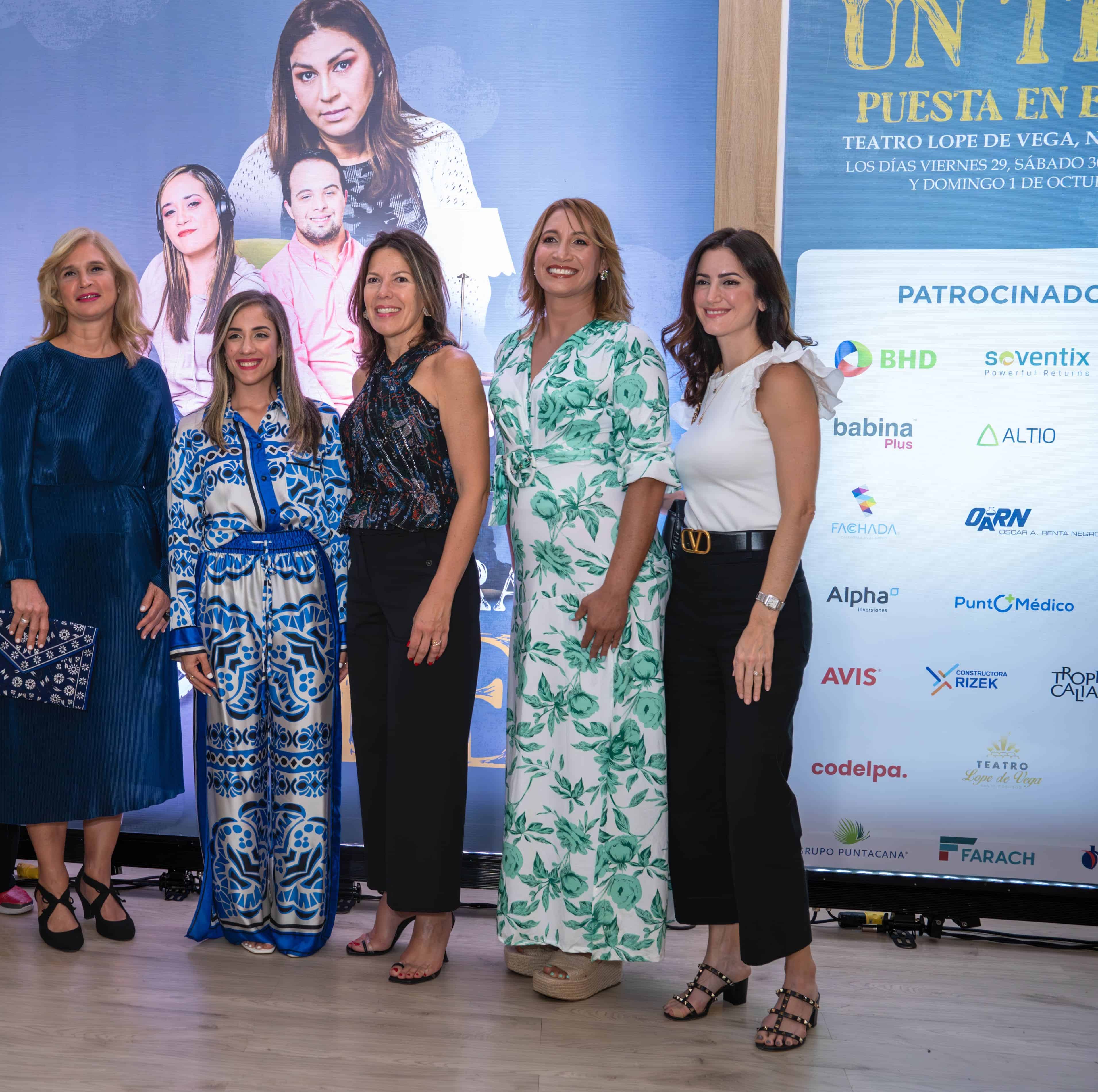 Monica Despradel, María Esperanza Haché, María Esther Valiente, Wendy Queliz y Rosa Mary Rodriguez