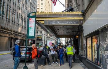 Nueva York presiona a Biden para suprimir el tapón de permisos de trabajo para inmigrantes