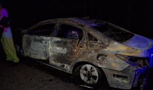 Identifican hombres encontrados quemados en interior de carro en llamas