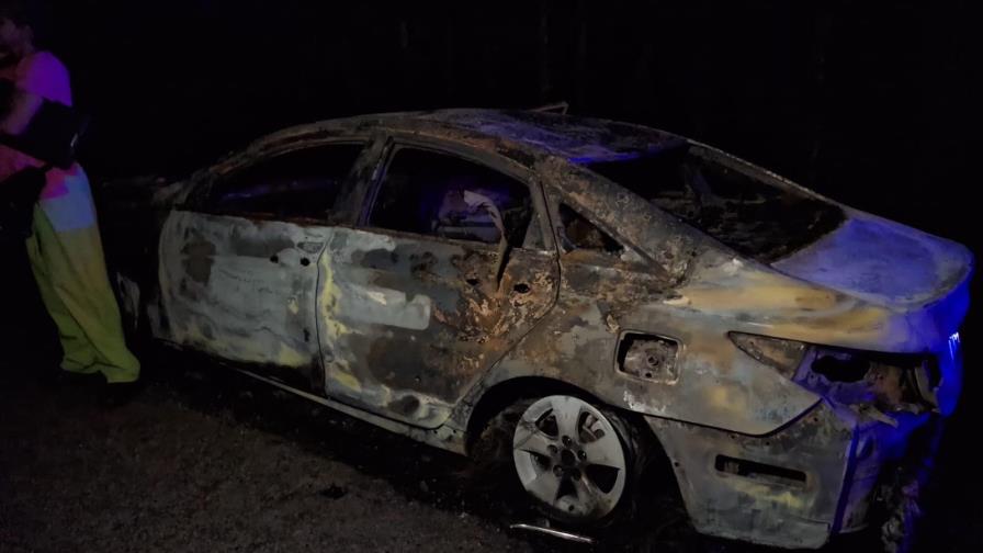 Identifican hombres encontrados quemados en interior de carro en llamas