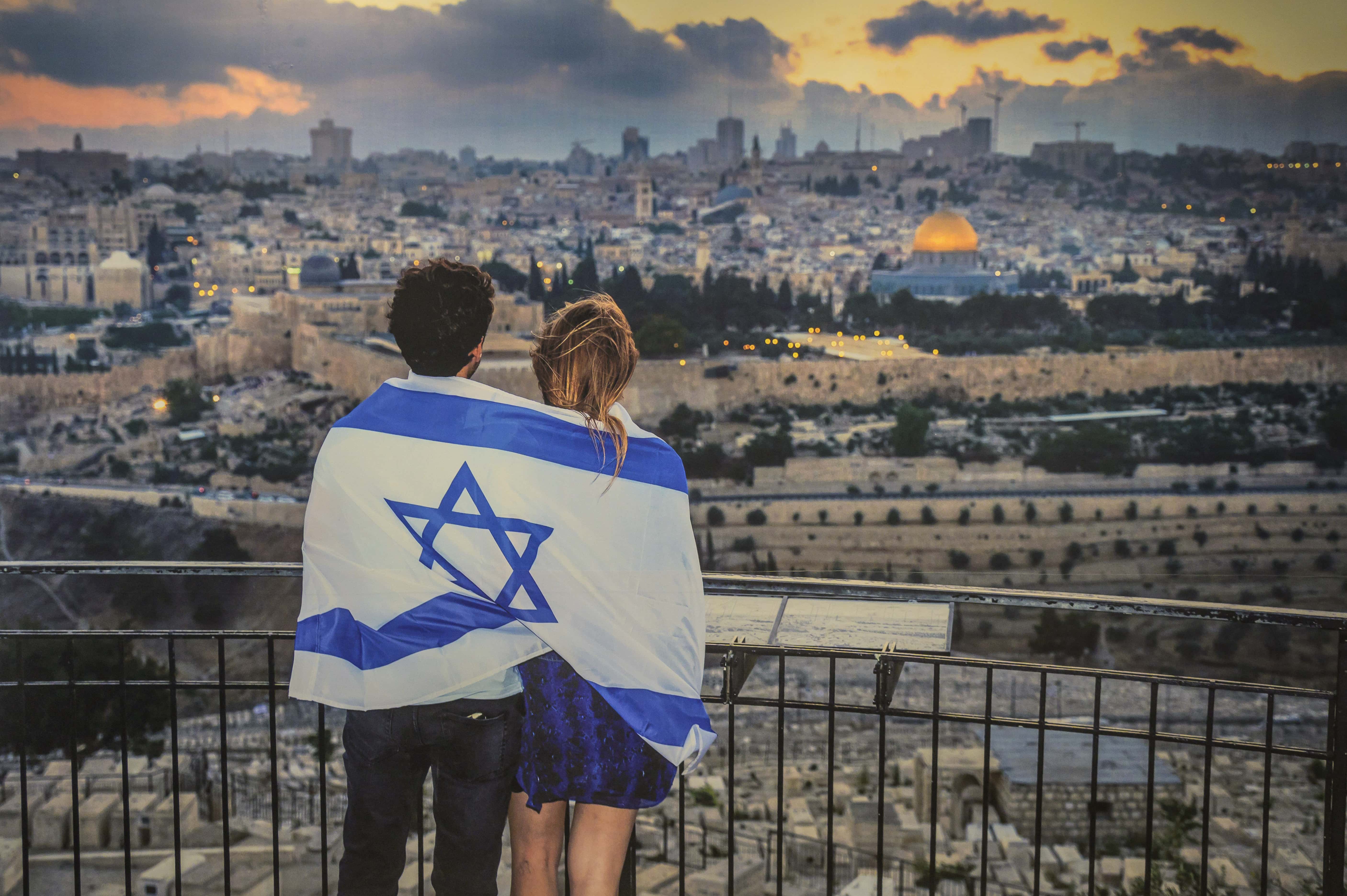 Una pareja sostiene la bandera de Israel.