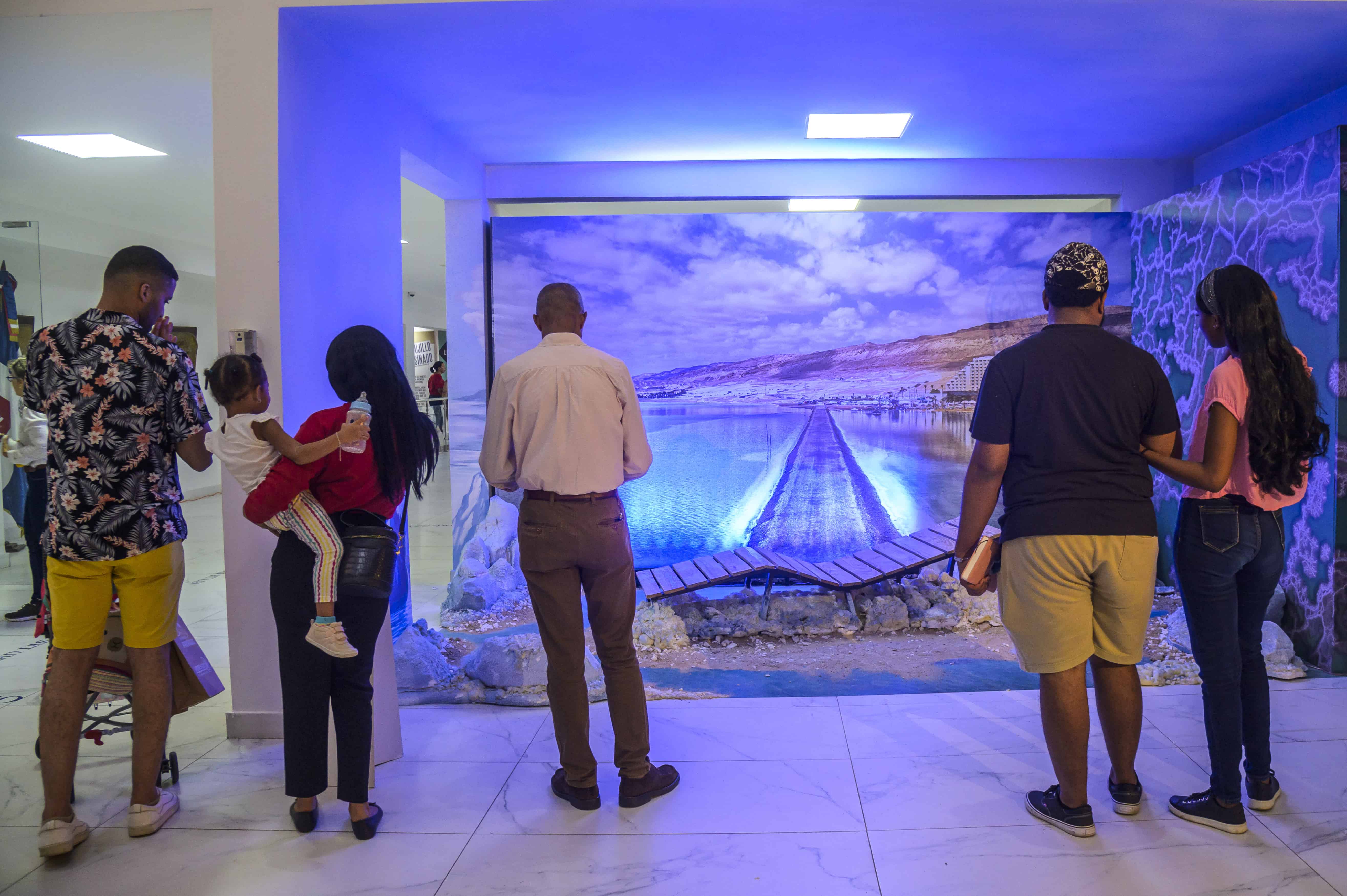 Una instalación con un mural del Mar Muerto.