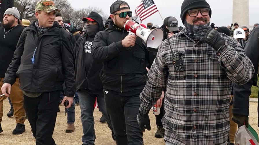 Dirigente de Proud Boys es sentenciado a 18 años de cárcel por asalto al Capitolio