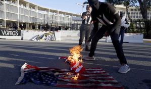 Puertorriqueños protestan contra Junta de Control Fiscal que regula la deuda de Energía