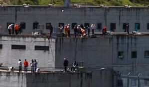 Presos de cárcel de Ecuador tienen retenidos a 57 guardias y policías