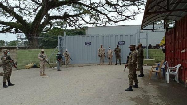 Se registra tapón de camiones para cruzar la frontera por Elías Piña