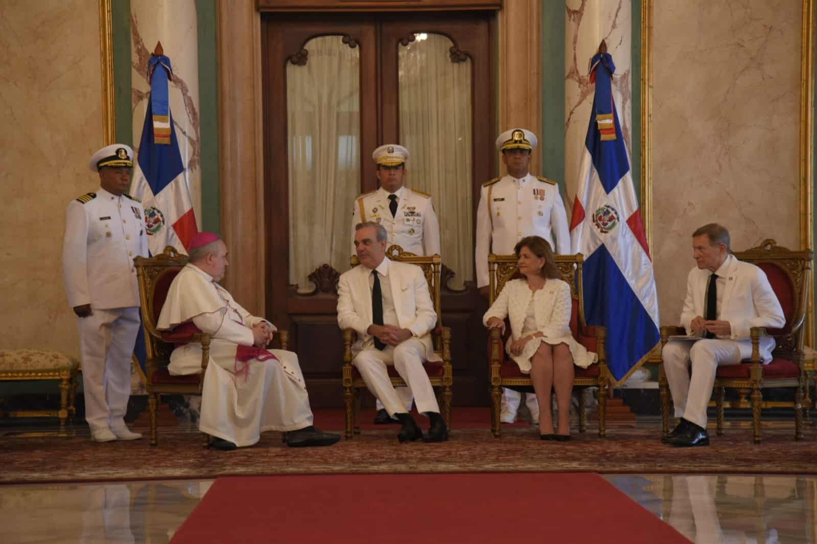 Presidente habla con monseñor Piergiorgio Bertoldi. 