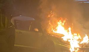 Otro vehículo se incendia en Santiago