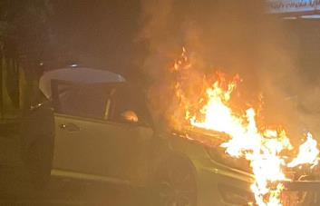 Otro vehículo se incendia en Santiago