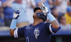 Jordan Lyles domina, y Reales castigan a Medias Rojas, 13-2