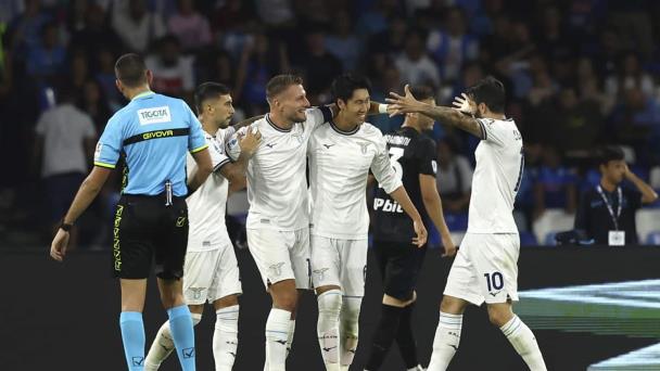 Sarri insulta a sus exfanáticos y lidera a Lazio a vencer al campeón defensor Napoli