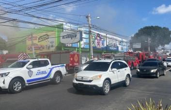 Se registra incendio en ferretería de la avenida Núñez de Cáceres
