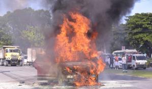 Se incendia vehículo próximo a multiuso donde Abinader realizará acto proselitista