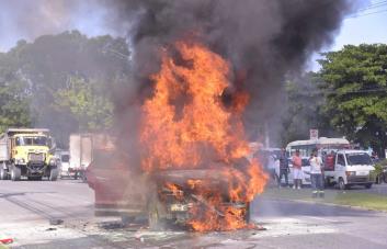 Se incendia vehículo próximo a multiuso donde Abinader realizará acto proselitista