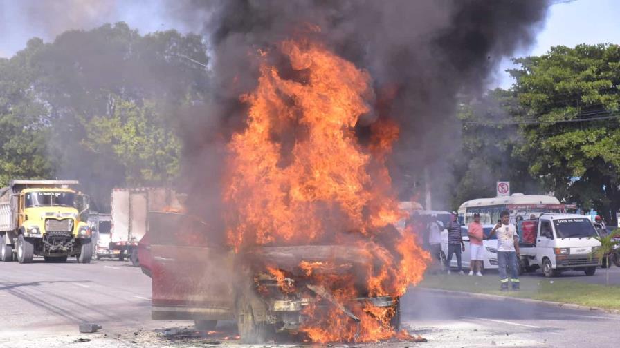 Se incendia vehículo próximo a multiuso donde Abinader realizará acto proselitista