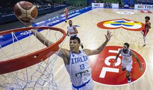 Muere pasajero de un autobús con fanáticos del baloncesto italiano por ataque de ultras