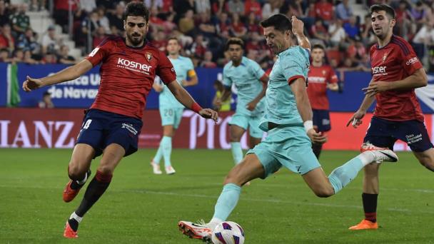 El FC Barcelona logra una sufrida victoria por 2-1 ante Osasuna en la liga española