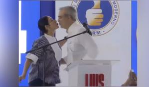 Primera dama sorprende al presidente Abinader con un piquito en medio de su discurso reeleccionista
