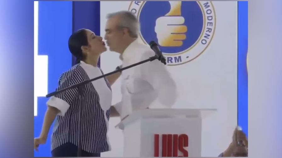 Primera dama sorprende al presidente Abinader con un piquito en medio de su discurso reeleccionista