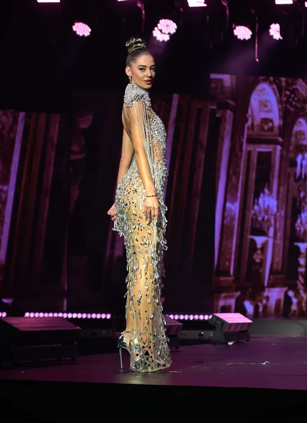 Candidata de Miss República Dominicana Universo con diseño de Giannina Azar.