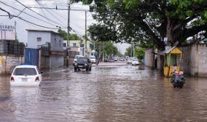 Ligeras lluvias inundan avenida Hípica en Brisas del Este