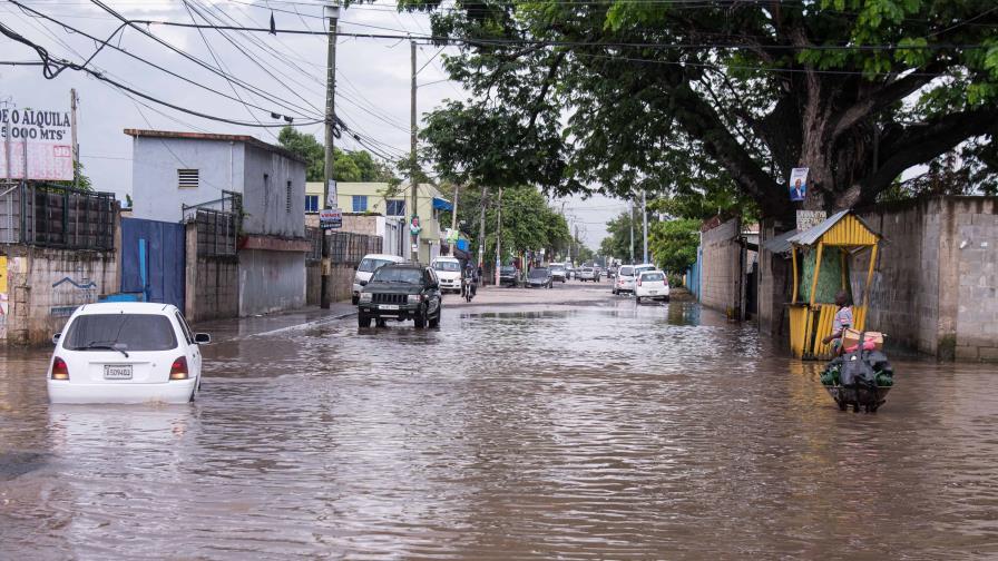 Ligeras lluvias inundan avenida Hípica en Brisas del Este