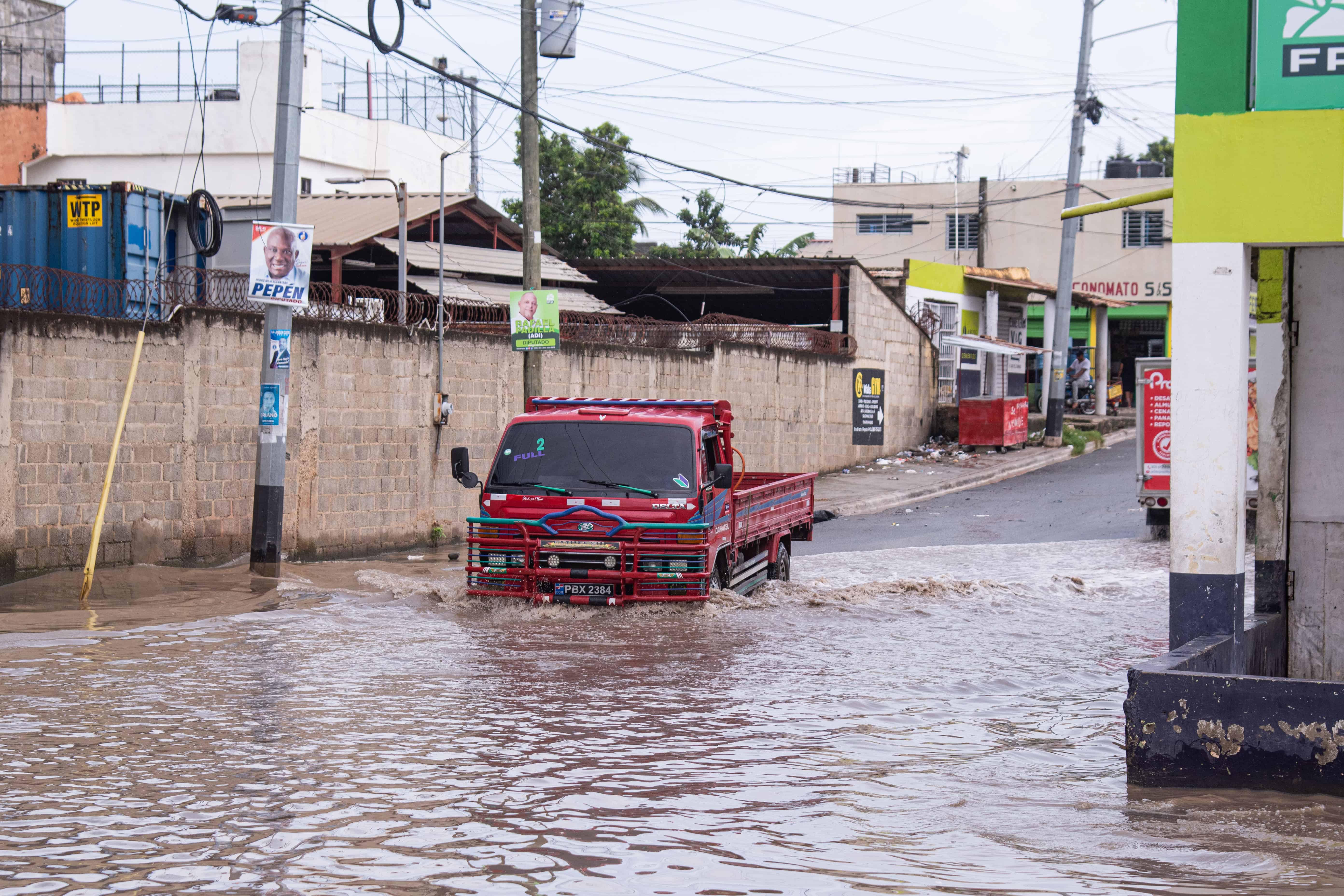 En ocasiones solo pueden transitar por la avenida Hípica vehículos altos. 