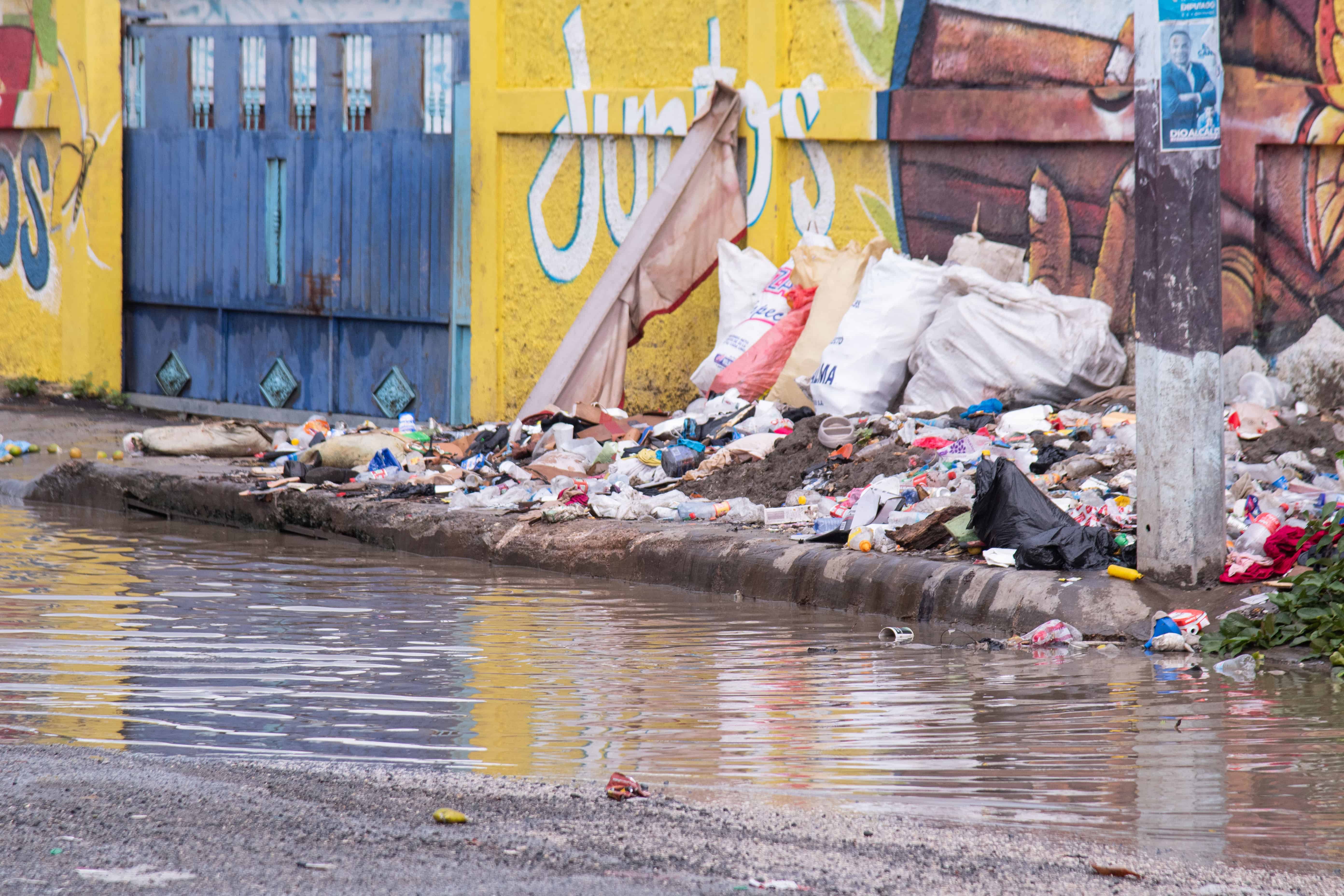 La basura se acumula en algunos puntos y tapa los imbornales.