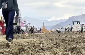 Miles de personas siguen varadas por inundaciones en el festival Burning Man en Nevada