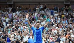 Djokovic avanza a cuartos y la campeona Swiatek cae con Ostapenko en el Abierto de EE.UU.
