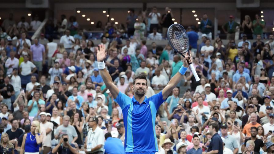 Djokovic avanza a cuartos y la campeona Swiatek cae con Ostapenko en el Abierto de EE.UU.