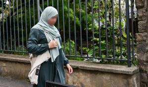 Dos hermanas gemelas, divididas por la polémica sobre la abaya en la escuela