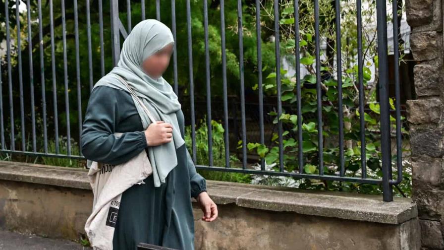 Dos hermanas gemelas, divididas por la polémica sobre la abaya en la escuela