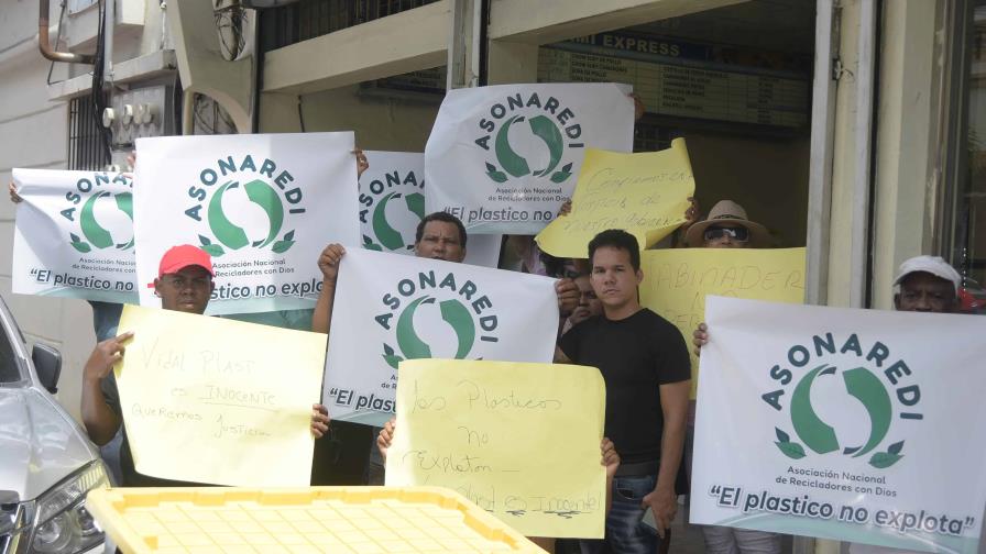 Manifestantes defienden en Fiscalía a Edward Vidal, dueño del negocio donde ocurrió la explosión en San Cristóbal