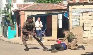 Video | Militares golpean a un ciudadano haitiano durante un supuesto operativo en Constanza