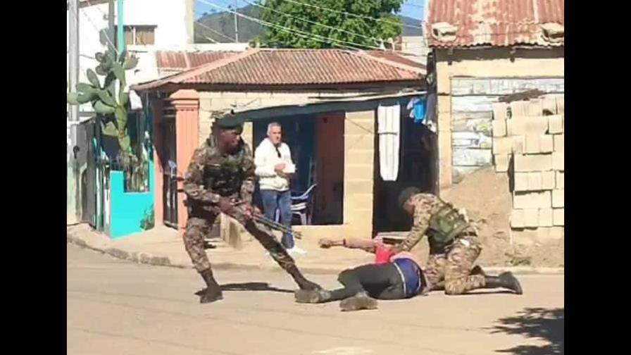 Video | Militares golpean a un ciudadano haitiano durante un supuesto operativo en Constanza