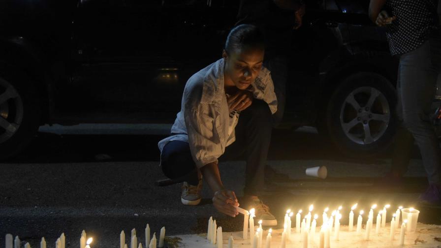 Encienden velas para denunciar abandono de las autoridades en zona de desastre en San Cristóbal