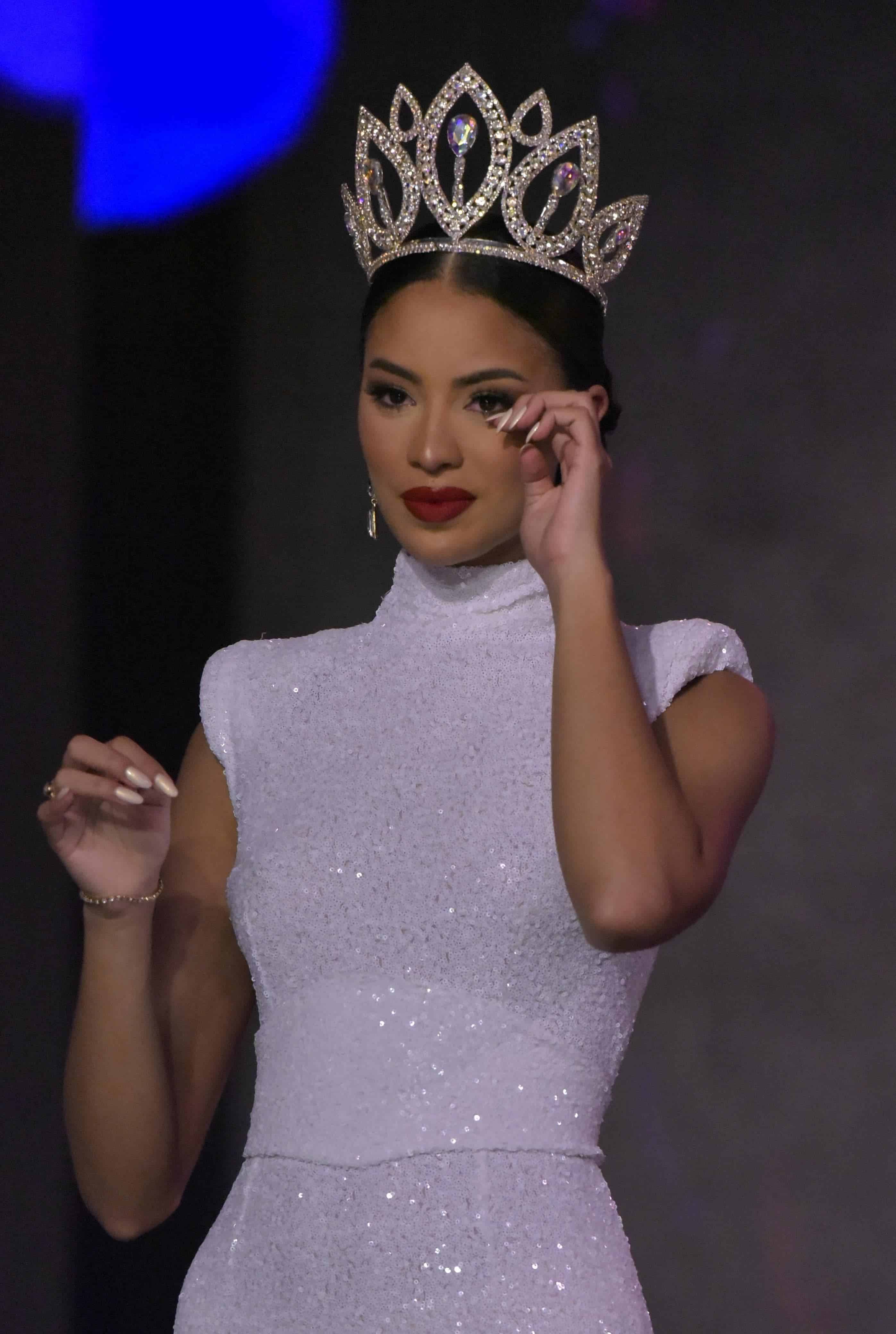 A Andreína Martínez se le salieron las lágrimas durante su despedida en el Miss RD Universo.