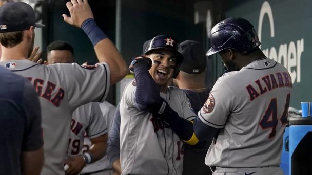 Dubón y Altuve conectan jonrones por partida doble; Astros vencen a Rangers
