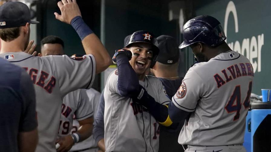 Dubón y Altuve conectan jonrones por partida doble; Astros vencen a Rangers