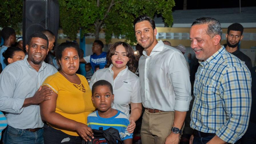 Raymond Rodríguez entrega útiles escolares a más de tres mil niños del DN