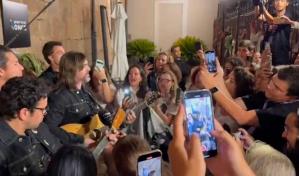 Juanes consuela a sus fans españoles con un mini concierto callejero en Mérida
