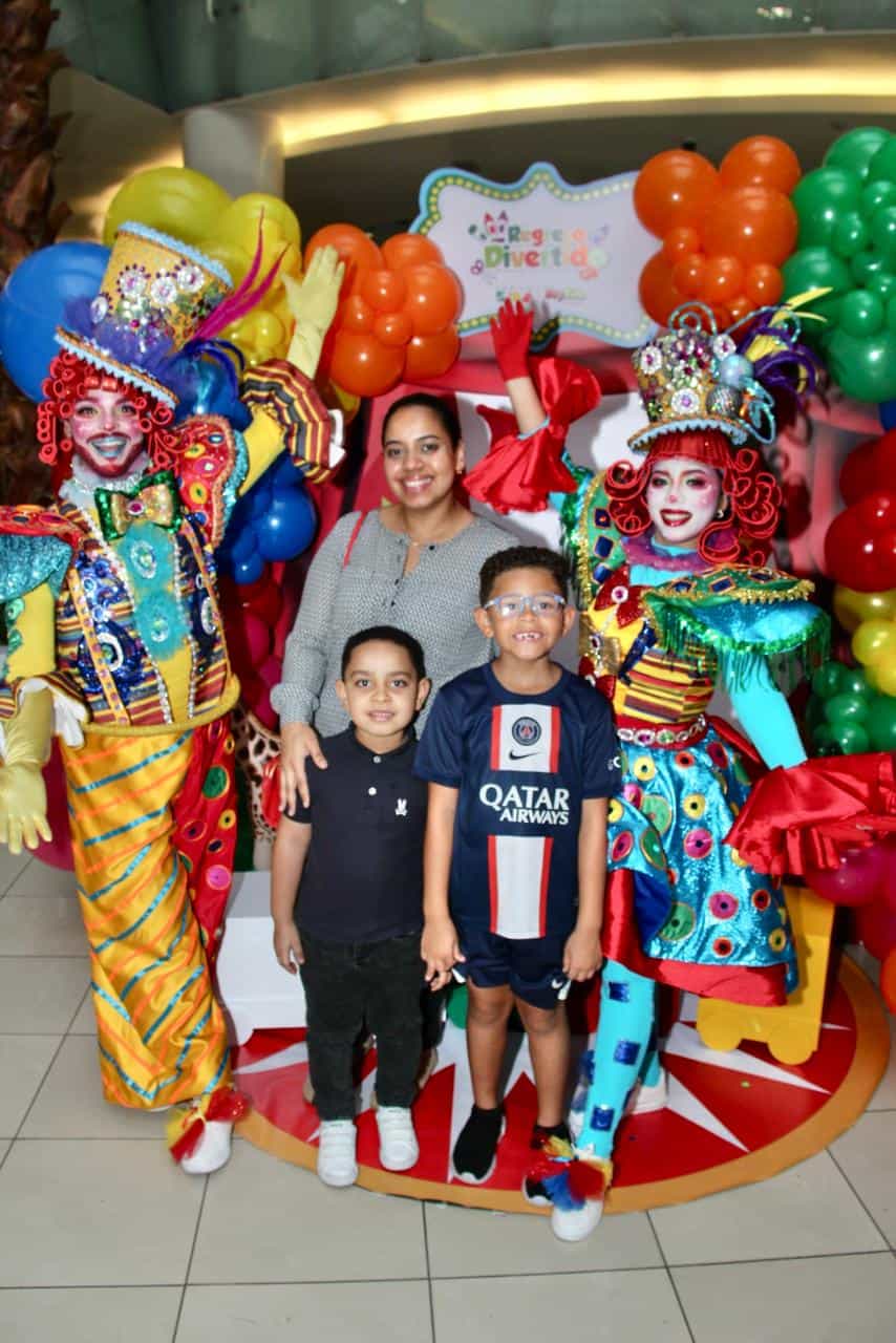 Laura Asilis, Sebastian y Gael Morales.