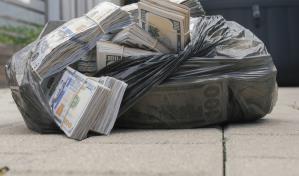 Hombre se qued&oacute; con US$ 5,000 que se encontr&oacute; en una funda en la calle: podr&iacute;a ir preso