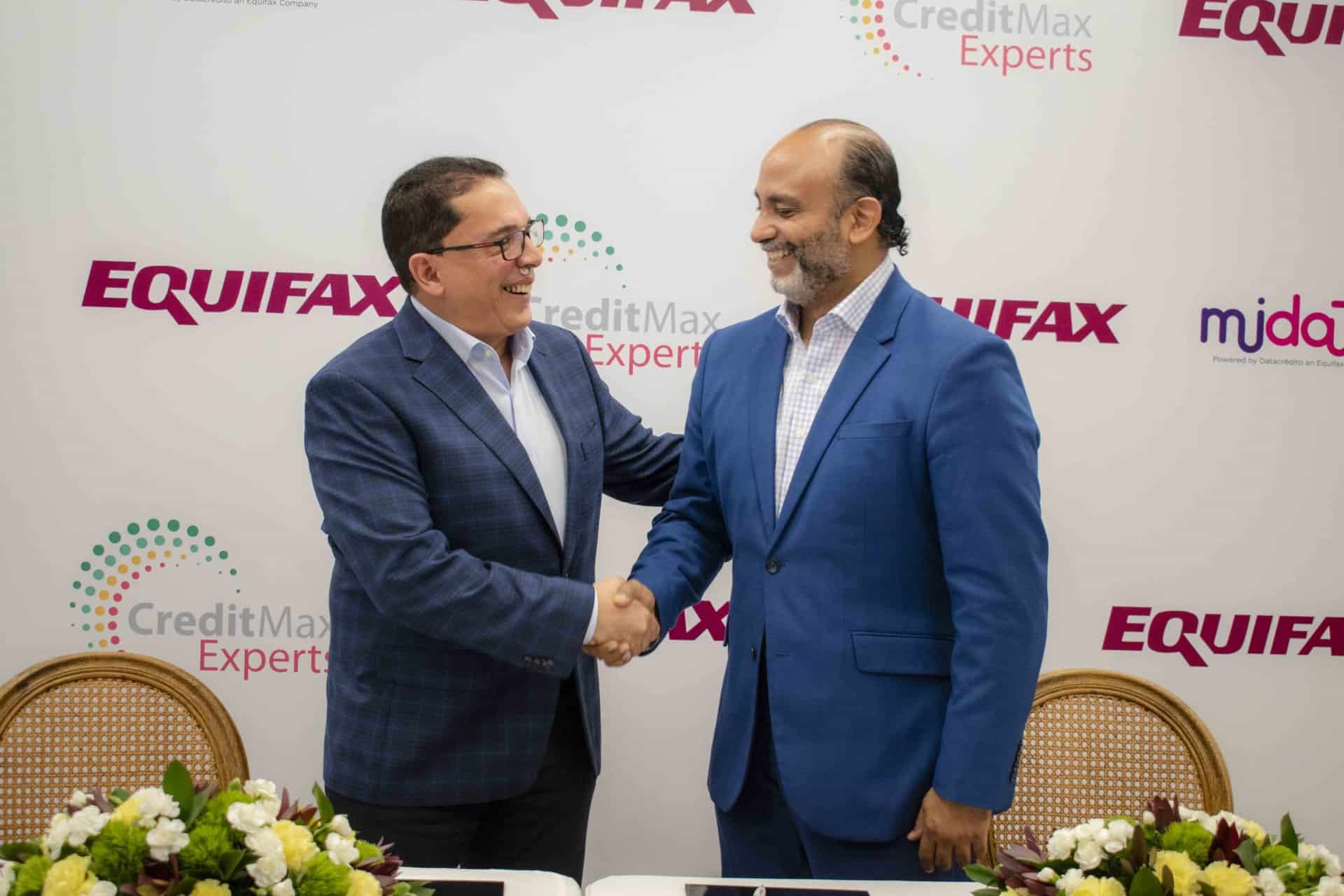 CreditMax y Equifax firman acuerdo de colaboracion.