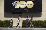 Warner Bros. estima en 500 millones las posibles pérdidas por la huelga de Hollywood Warner Bros. estima en 500 millones las posibles pérdidas por la huelga de Hollywood