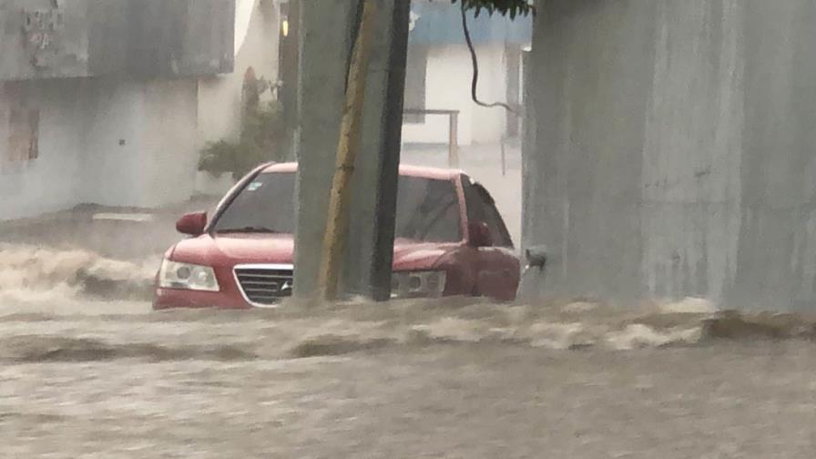 Video | Lluvias provocan grandes inundaciones en calles de Santiago