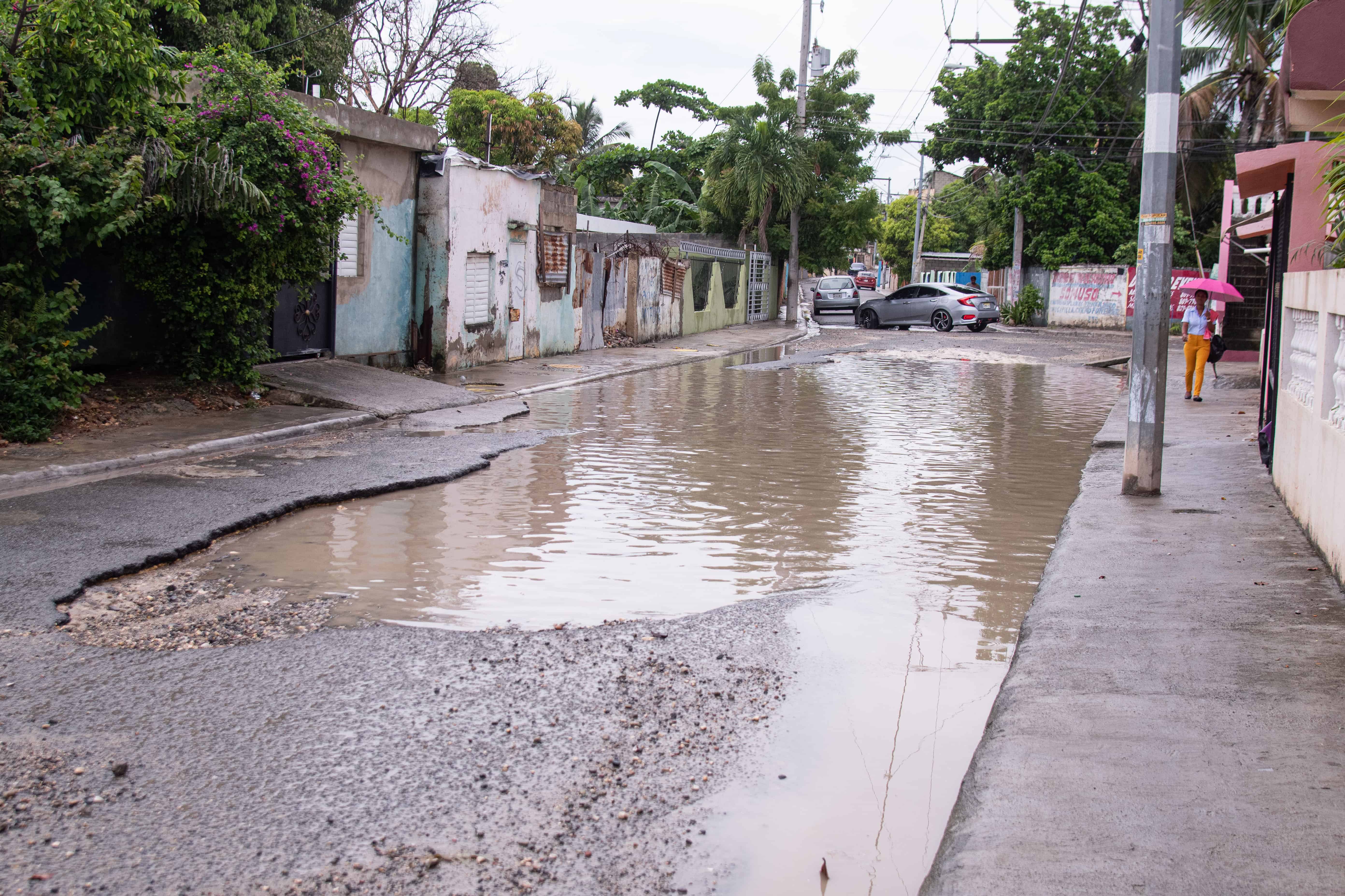 Con un breve aguacero, la las calles se llenan de agua.