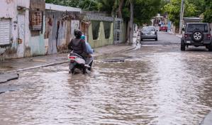 En Los Frailes II están desesperados y demandan solución a problema de calle e inundación