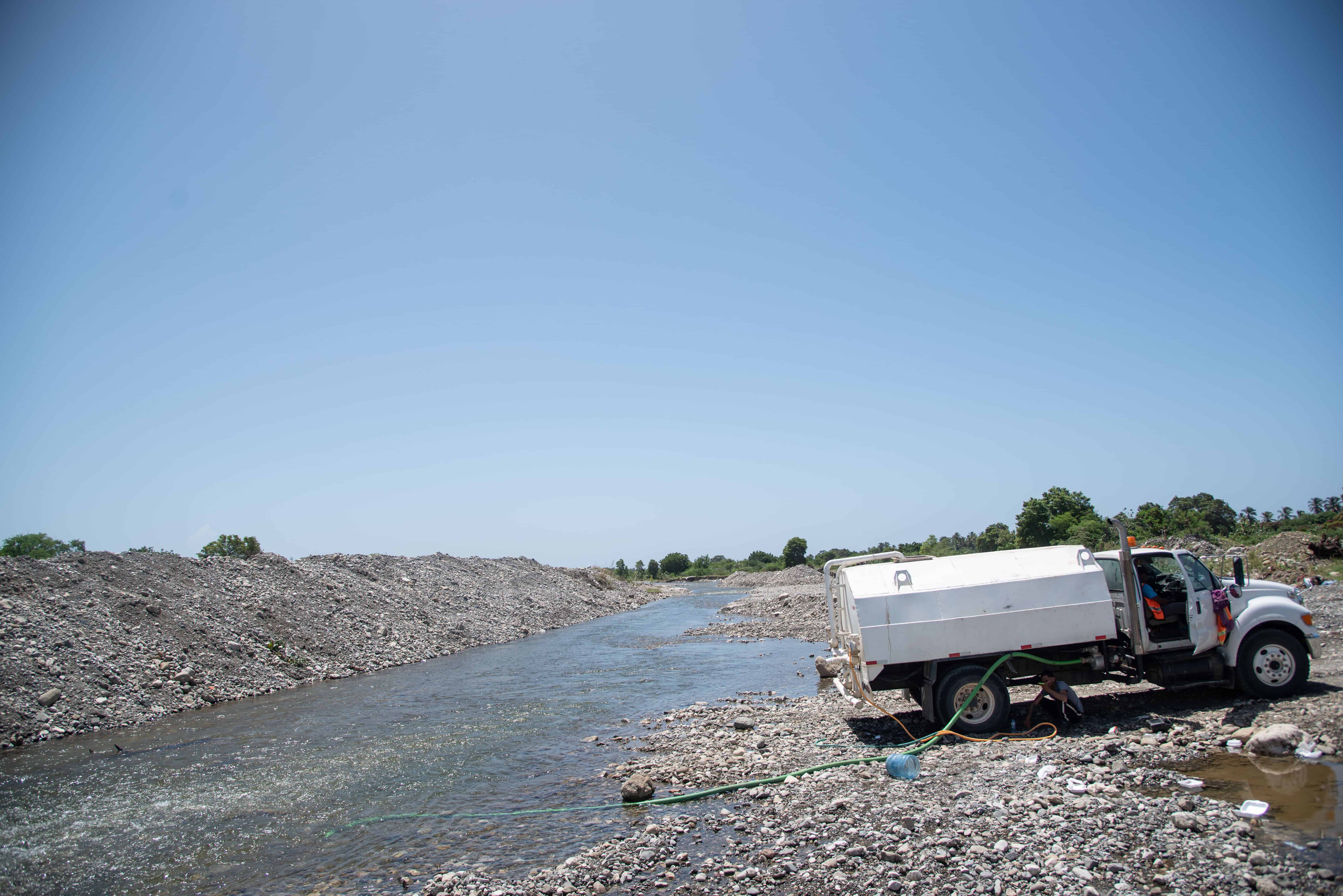 El río Baní canalizado.